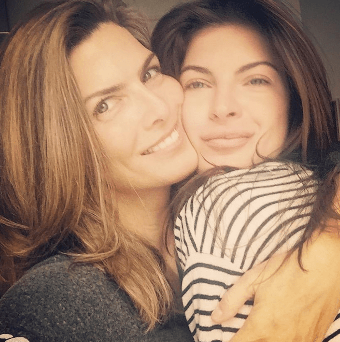 Seis meses después de que se casaron, Montserrat Oliver y Yaya Kosikova lo compartieron con sus seguidores en sus redes sociales. La pareja decidió hacer una celebración en diciembre del 2019 rodeadas de sus allegados más cercanos. En mayo, ambas publicaron una foto del día de su enlace, luciendo elegantes trajes en color perla. La conductora escribió: “El amor es nuestro, la felicidad es compartida. El amor crece y se transforma, esa transformación se llama compromiso, apoyarnos, acompañarnos y seguir luchando juntas. Hoy hace 6 meses nos casamos y te elegiría una y otra vez”.