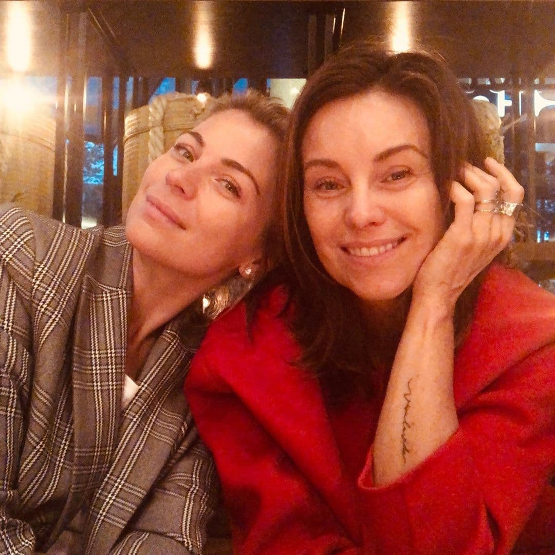 Las hermanas de origen polaco, Dominika y Ludwika Paleta llegaron a México cuando aún eran unas niñas. La mayor, Dominika, comenzó haciendo comerciales y Ludwika se dio a conocer por su papel en el melodrama, Carrusel (1989). Actualmente, ambas disfrutan de una gran experiencia como actrices.