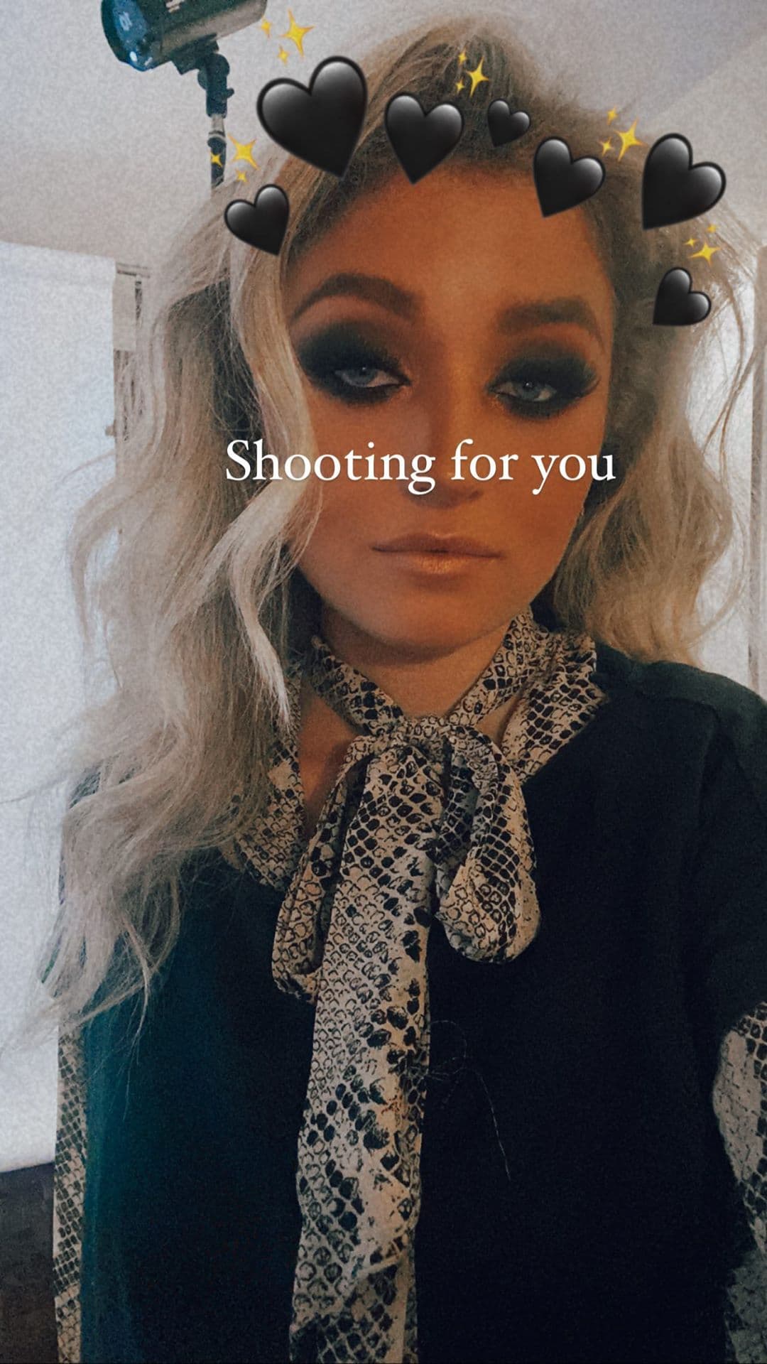 Este tipo de maquillaje también se le conoce como "ahumado" y es popular entre divas del rock como Taylor Momsen, de The Pretty Reckles, o Courtney Love.