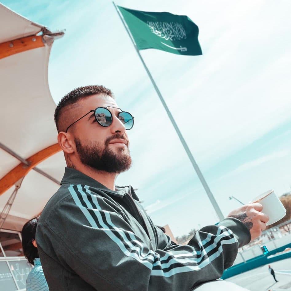 Y no solo hace esos cambios en su apariencia, sus cortes de cabello siempre hacen que quieran copiarlos imponiendo modas. 
<br>