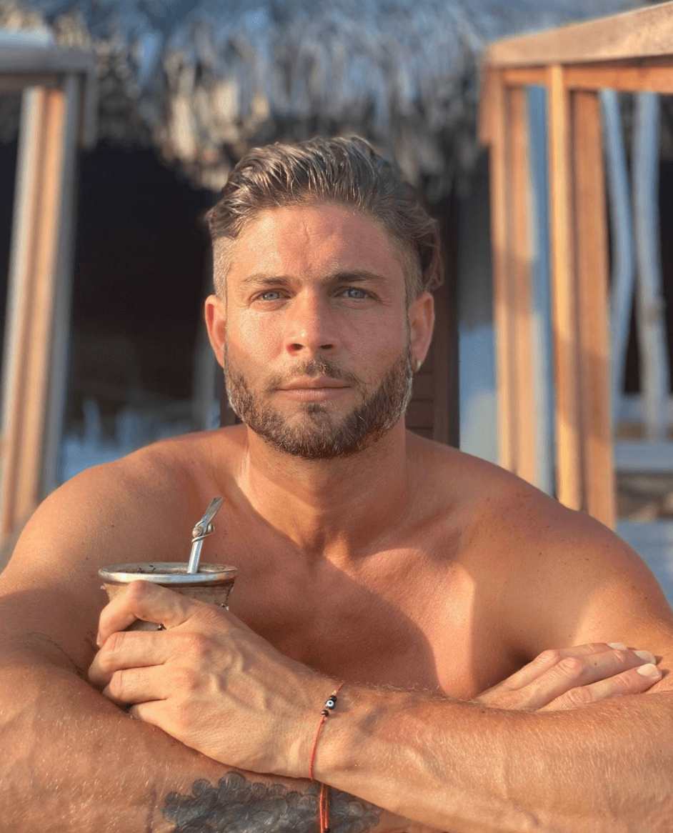 El argentino disfrutando de un mate, mientras asolea su atlética figura.
