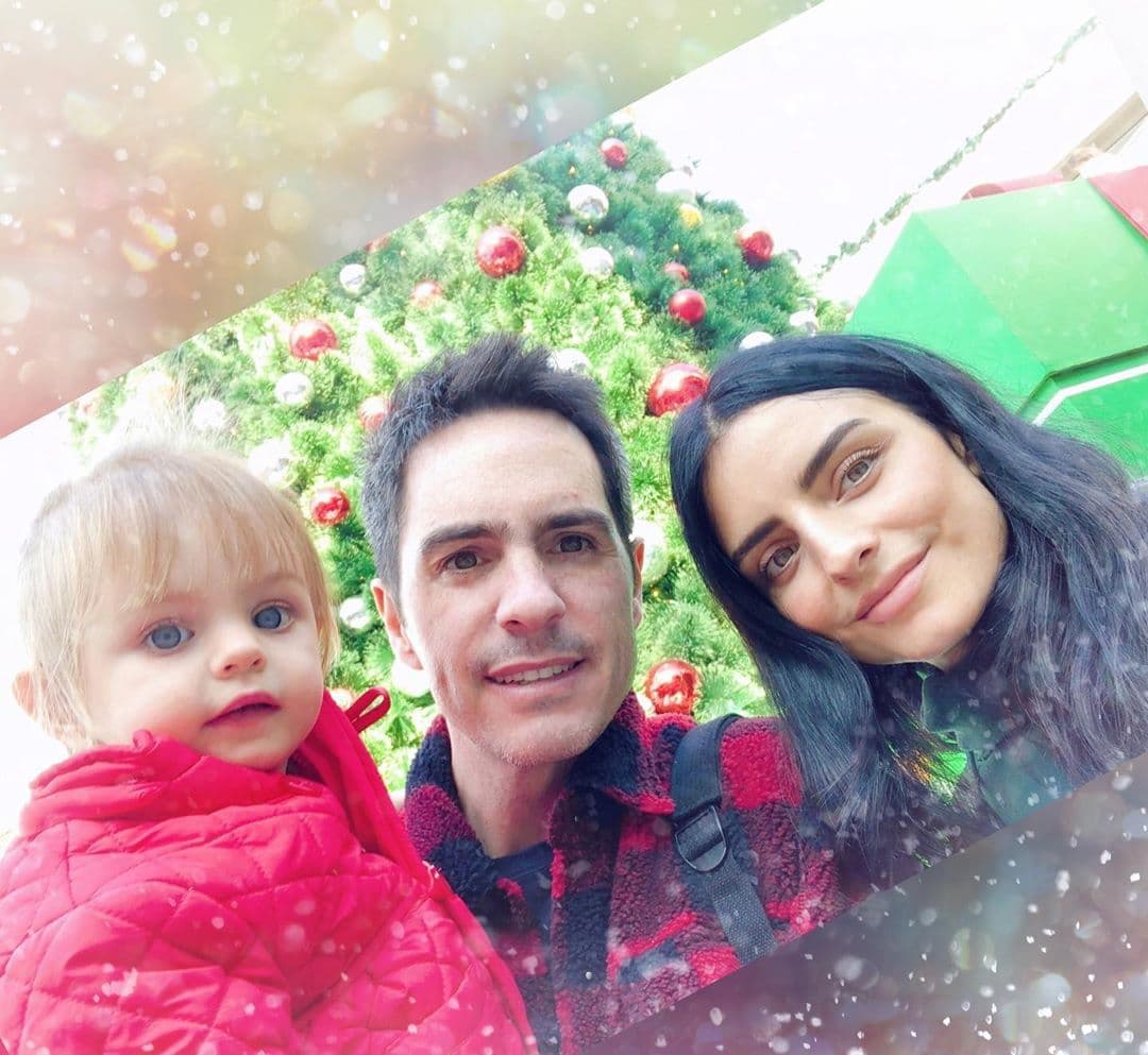 Sin embargo, Kailani también tuvo momentos cómicos, y es que a pesar de que estaba muy emocionada de ver a Santa, a la mera hora se asustó y prefirió posar junto a Mauricio Ochmann y Aislinn Derbez