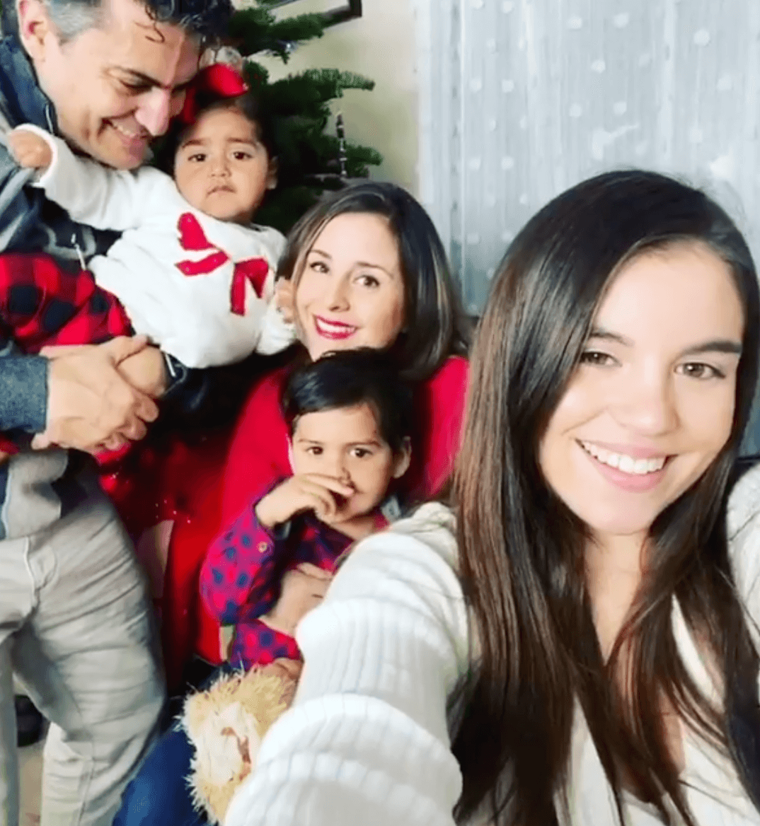 <b>Karyme Lozano </b>ya había sido madre de Ángela, hoy de 19 años, pero decidió ampliar su familia y darles un hogar a dos niños más en el 2019: Mateo y Ana Lucía. Cuando compartió la noticia, habló de lo feliz que es e invitó a sus seguidores a pensar en la posibilidad de adoptar: “Abran su corazón y sus casas para estos niños que lo necesitan y que traerán tanta bendición y felicidad”.