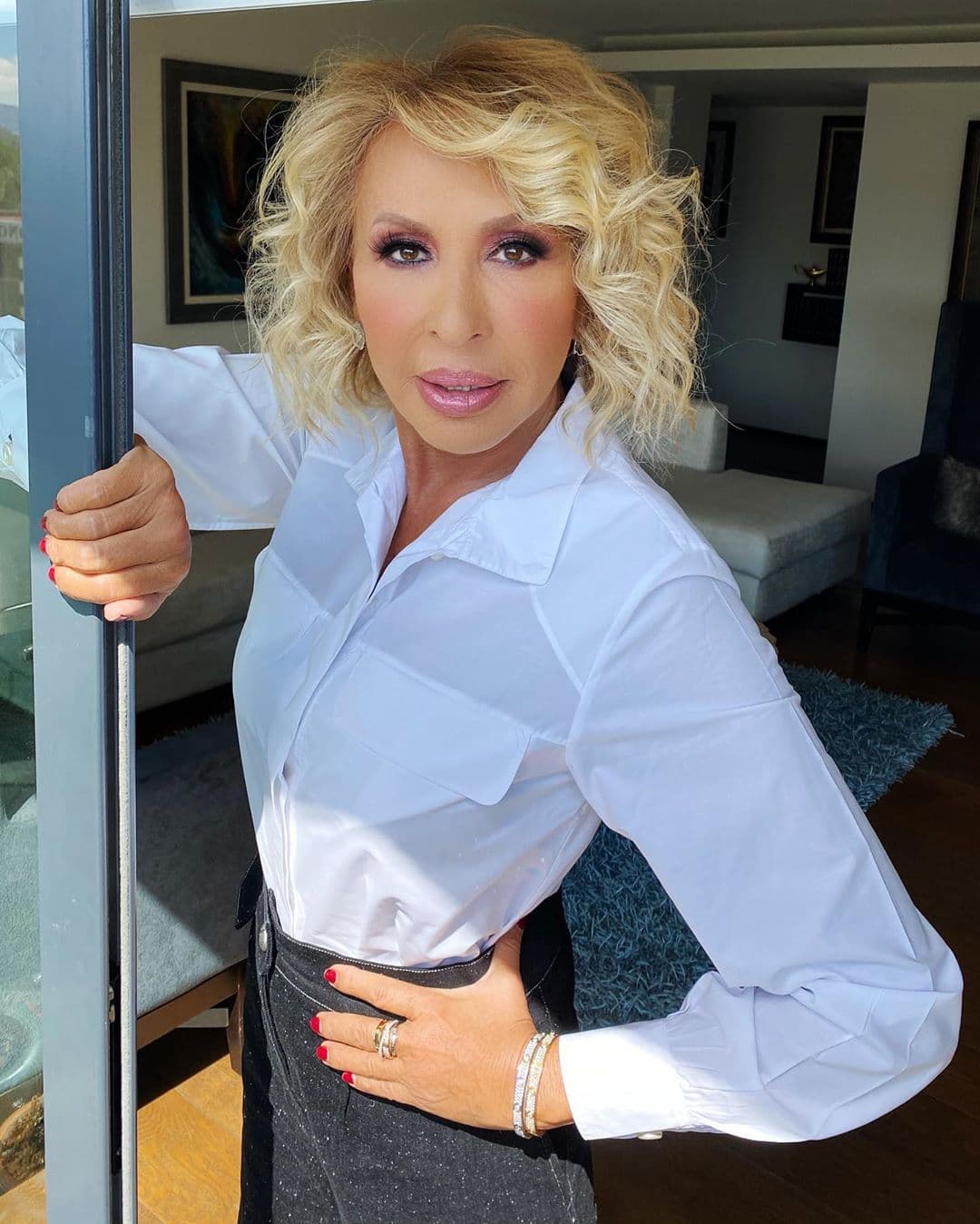 Laura Bozzo regresó a la televisión con su nuevo programa ‘Laura Sin Censura’ y por ello muchos recordamos varios de sus momentos más memorables. A continuación, reviviremos algunas de sus icónicas frases que quedaron marcadas como parte de la cultura pop mexicana.
<br>