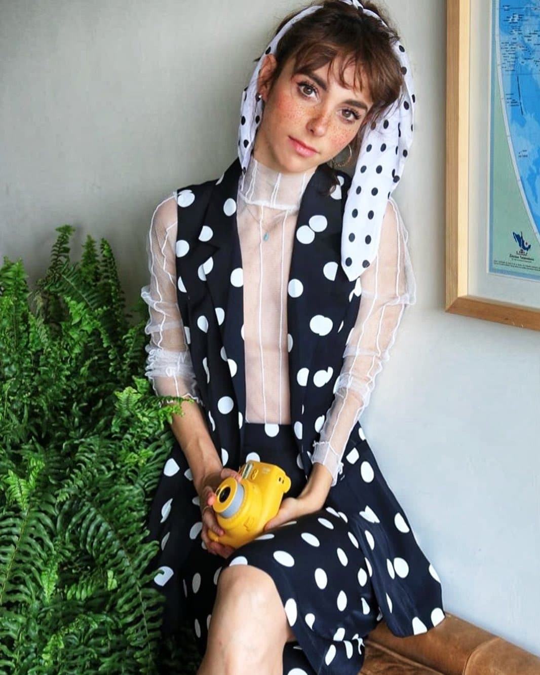 En caso de que los planes de la conductora incluyan practicar algunas recetas virales de cuarentena, la también actriz tiene este look para la ocasión: "Prometí outfit para un paseo por la cocina ja, ja, son unos pantalones corte samurai y chaleco de mi @almusdelatorre".