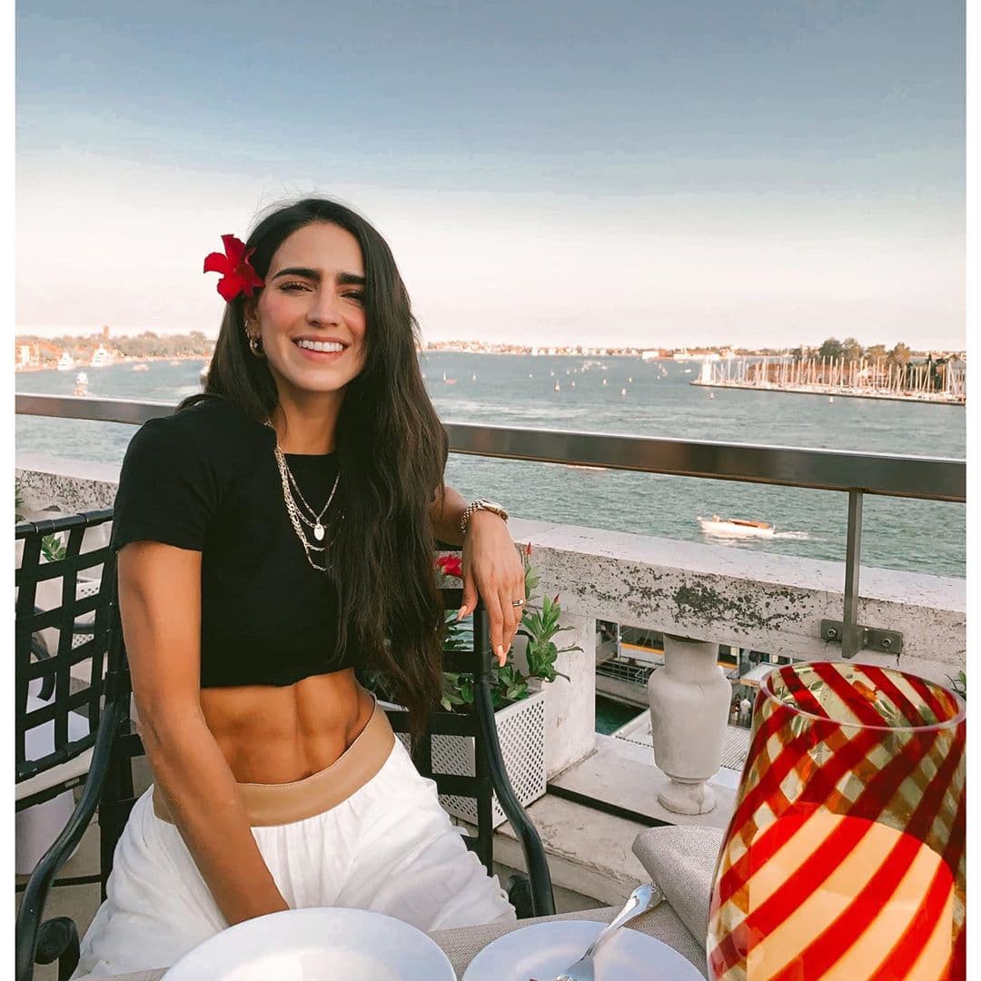 13.- Bárbara de Regil
<br>Tiene muchísimos fans y haters; aun así, siempre están hablando de ella por algo, ya sea por una polémica, sus rutinas de ejercicio, sus críticas a los tacos o sus comentarios. La también actriz tiene 7.4 millones de seguidores en Instagram.
<br>