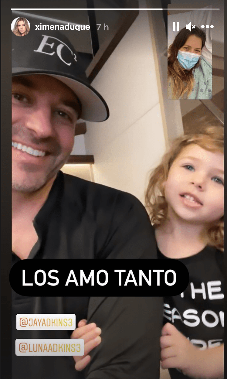 “Llevo ya un par de días en el hospital, estaba en casa descansando, cuidándome, pero ya eran muchos días de fiebre y mi ginecóloga me dijo ‘ya vete al hospital porque ya no te quiero tener en casa así’”, comentó en sus stories. 
<br>
<br>Por fortuna la salud de la actriz ha mejorado y el riesgo de que su parto se adelantara quedó en el pasado.
<br>
<br>“El líquido de la bebita estaba muy bajito, que eso era otra preocupación, estaba en 5.7, para que me entiendan, si llegas a 5 toca inducir el parto y sacar a la bebé. Me han puesto muchos fluidos, mucho suero y en el transcurso e 24 horas subimos a 10, así que tenemos 10 de líquido y estamos bien”.