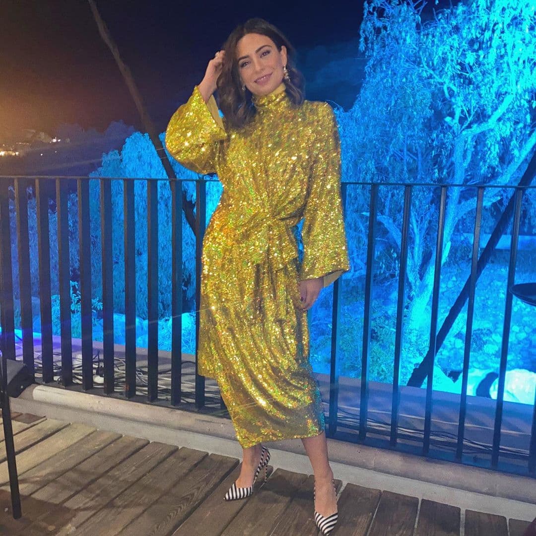 Ana Brenda Contreras recibió el 2020 en San Miguel de Allende por lo que, aunque no pasó una noche helada o con nieve, si abrigó su look con un vestido de manga larga y cuello de tortuga, pero que lejos de caer en lo aburrido, fue el mejor pretexto para deslumbrar con brillos dorados. El detalle de elección de zapatos con rayas blanco y negro hizo que su outfit fuese aún más divertido.