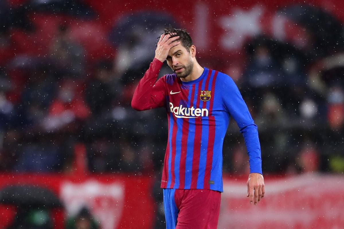 El futbolista fue sorprendido en pleno beso con su actual pareja