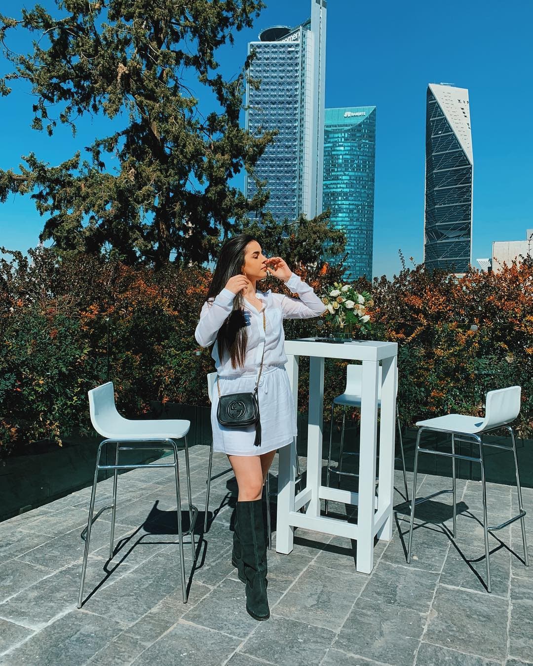 La mayor de las hermanas, Ana Paula, presume con sus seguidores looks tipo “preppy”, con sacos holgados, jeans clásicos, flats y prendas básicas como tshirts y suéters.