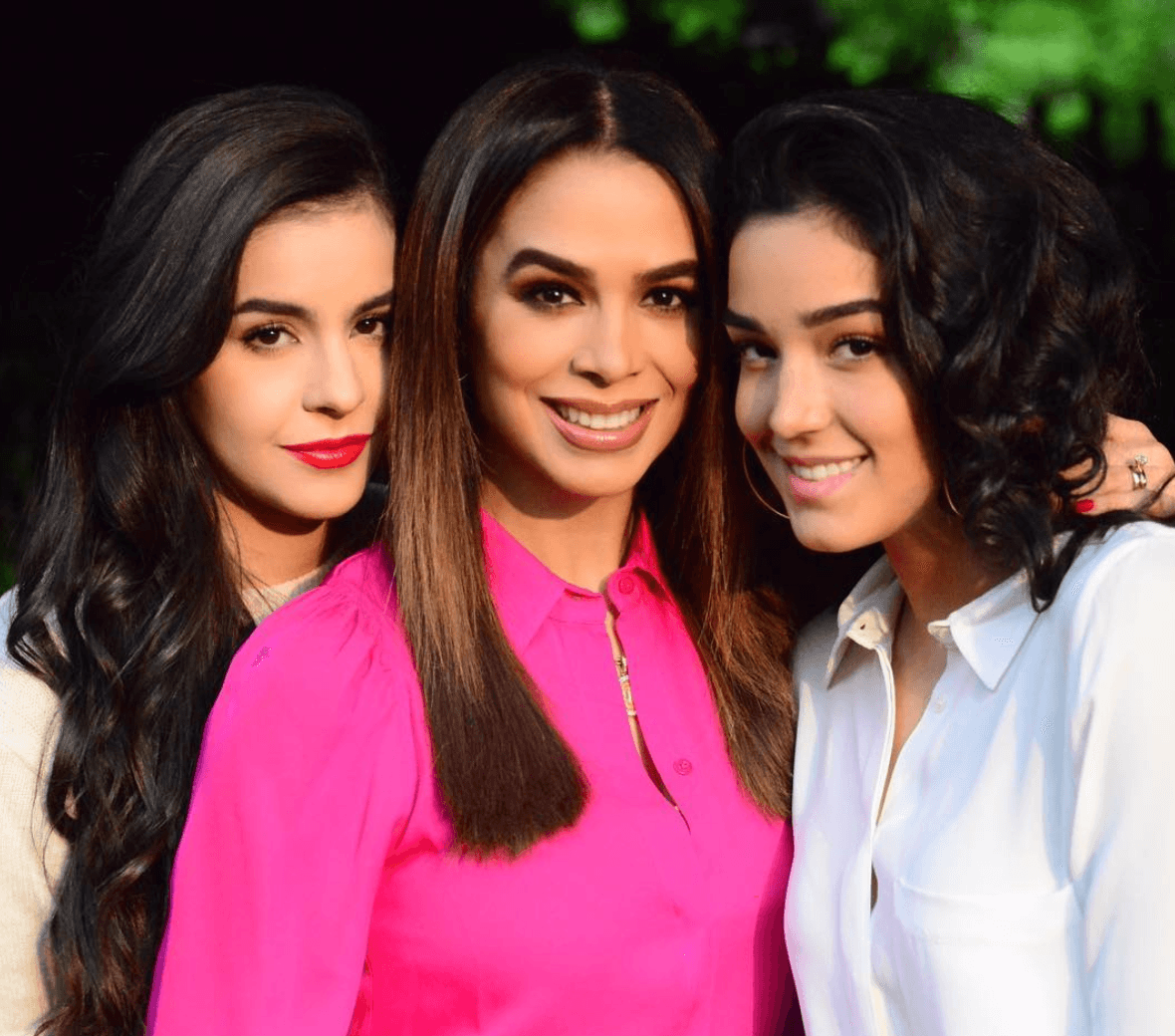 Después le dio a la bienvenida a Ana Paula y Alejandra de 22 y 20 años respectivamente. Nadie dudaría que se tratan de sus hermanas menores, las dos son físicamente muy parecidas a ella, en especial Ana Paula.