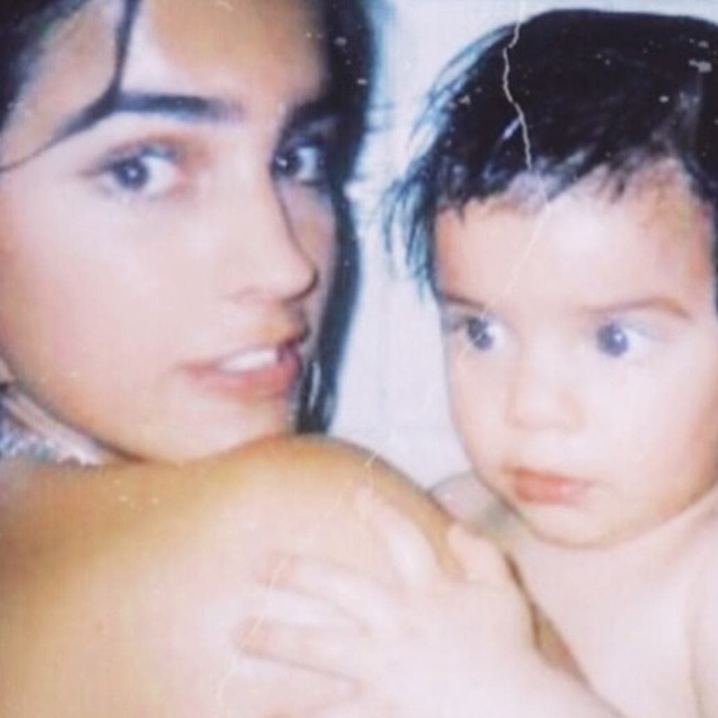 Bárbara contó a un programa de espectáculos que a esa edad quería ser mamá. “Me sentía muy sola. Justo en esa época a mi mamá le dio cáncer. Mi vida no estaba siendo nada fácil. Y yo pensaba ‘con una bebé voy a estar en compañía’”.
<br>