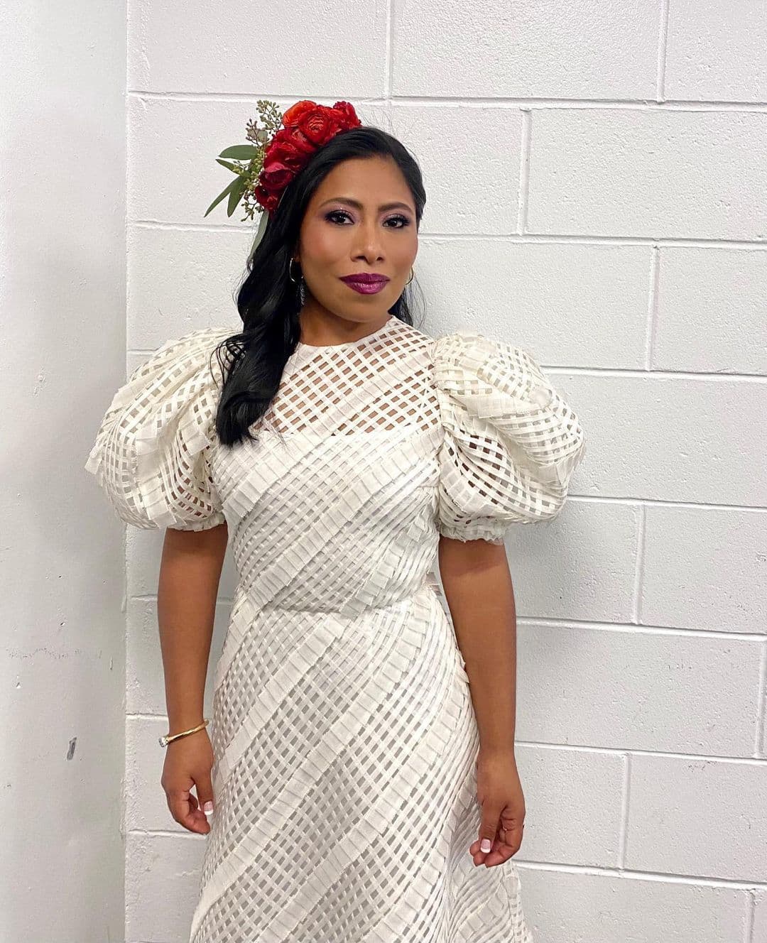 Más tarde, durante la gala de premiación, la protagonista de 'Roma' vistió un hermoso vestido de largo midi con tela de red y manga corta abullonada, de Carolina Herrera, con flores de tocado de la marca House of Lilac.