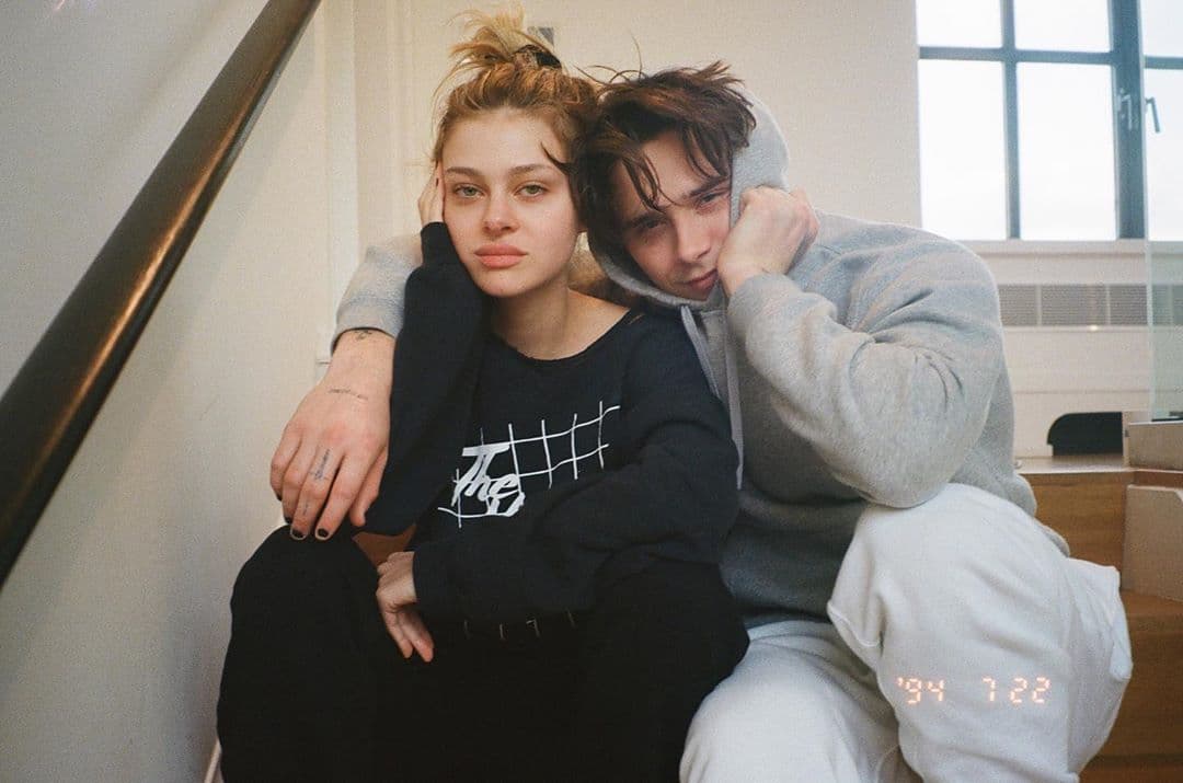 Brooklyn Beckham, el mayor de los hijos de Beckham, de 20 años, invitó a su novia Nicola Peltz a celebrar la nueva década con el resto de los Beckham. Y a pesar de que apenas empieza su relación, parece que van por buen camino.