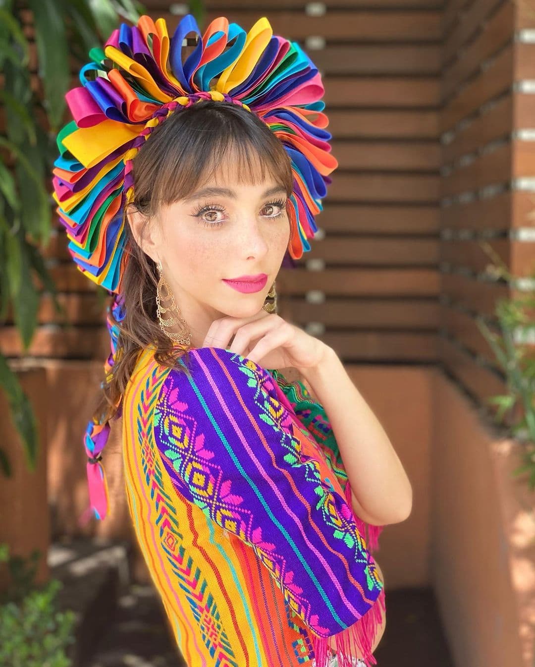 Este último factor se ha convertido en el sello personal de Natalia Téllez como conductora del reality show pues con cada nuevo episodio, la también presentadora de Netas Divinas ha deslumbrado con sus mejores looks, y el capítulo del domingo pasado no podía ser la excepción.