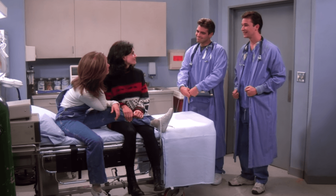 Friends tuvo un "crossover" con ER (1994-2002) en la temporada uno. Rachel se lastimó el pie y el Dr. Doug Ross (George Clooney) y el Dr. John Carter (Noah Wyle) la atendieron, después de eso, Rachel y Mónica salieron con ellos.