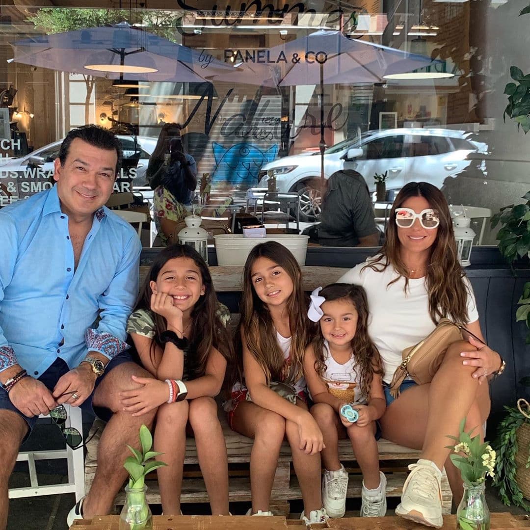Para postear imágenes de sus tres hijas, Bárbara Bermudo y Mario Andrés Moreno crearon la cuenta: @lashermanasmoreno. En el perfil de Mía, Camila y Sofía Andrea los momentos divertidos no pueden faltar, como fiestas, viajes, travesuras, cumpleaños y más. Más de mil 100 fotos han sido compartidas y los casi 200 mil seguidores han demostrado el cariño a través de sus mensajes.