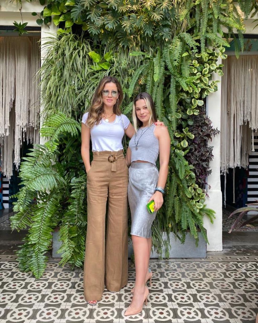 Manuela Sanz, hija de Alejandro Sanz y Jaydy Michel y también se atrevió a usar este look, pero en lugar de tonos dorados, eligió un rubio platinado.