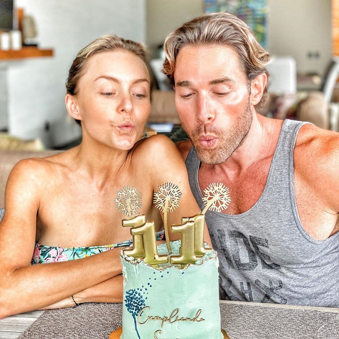 El actor aprovechó para agradecer a su club de fans, las “Rullinaticas” por el pastel de cumpleaños que enviaron al actor y su novia: "¡¡Festejando juntos Nuestros cumpleaños!! Gracias a tod@s por desearnos tan lindos y buenos deseos, y en especial a mis
<a href="https://www.instagram.com/explore/tags/rullinaticas/">#Rullinaticas</a> amadas, que nos hicieron llegar este pastel delicioso".