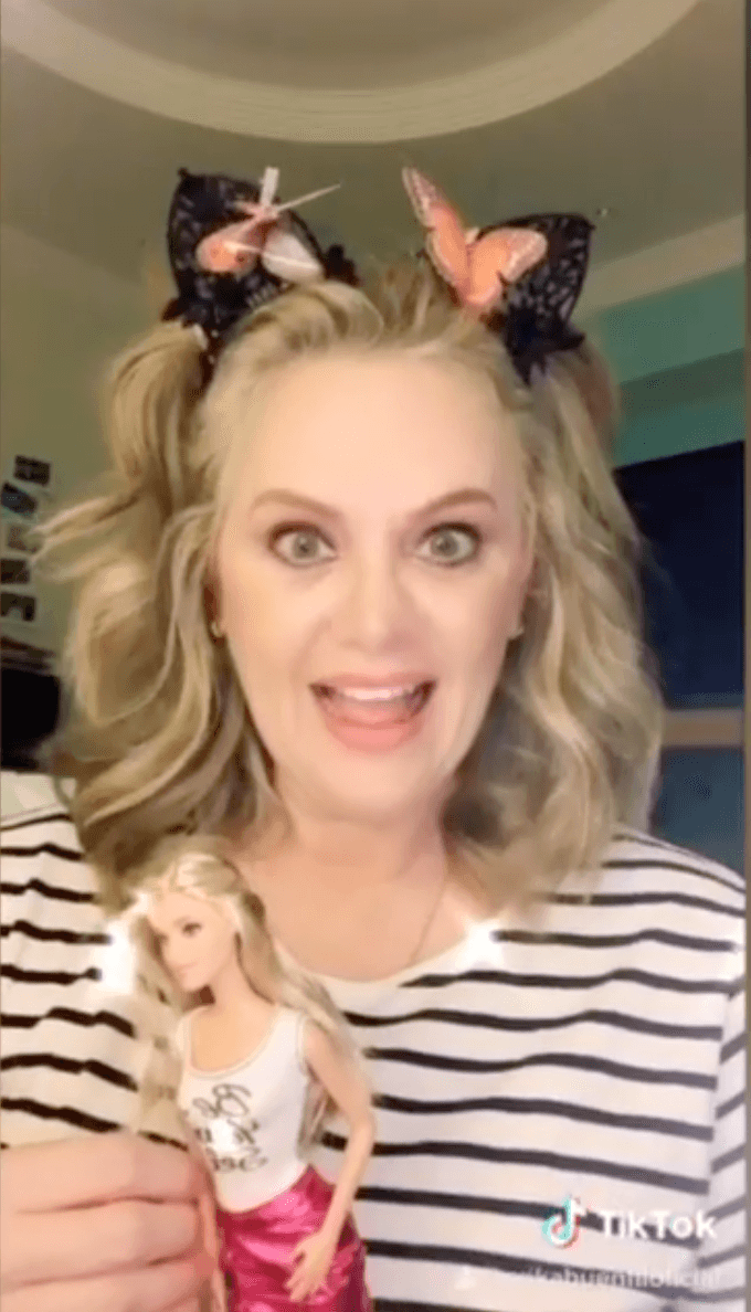 En TikTok @erikabuenfiloficial tiene más de 10 millones de seguidores y ha compartido cientos de divertidos videos en los que además ha hecho duetos con otros famosos.
<br>