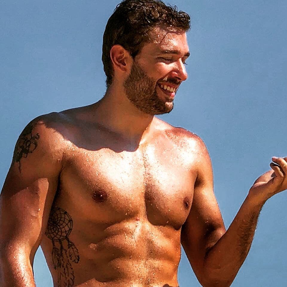 Su cuenta de Instagram consta de una galería en la que presume su abdomen de acero, además de robar suspiros con su encantadora sonrisa.