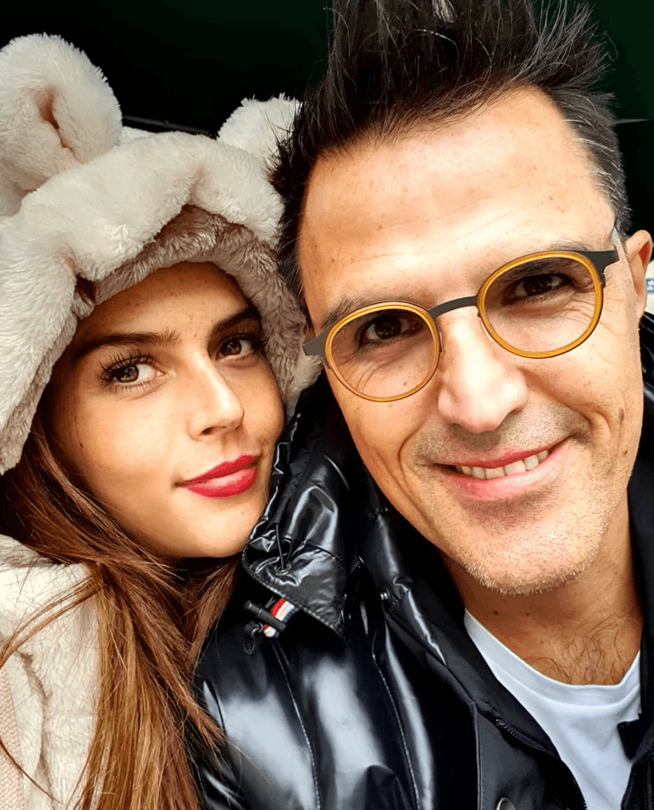 Cuando Claudia Álvarez creía que nunca encontraría el amor, Billy Rovzar llegó a su vida como un amigo que la escuchaba y después se volvió su pareja. Además, de tener muchas cosas en común, ambos cumplen el 6 de octubre. Tras cinco años de noviazgo y tres de matrimonio, están a punto de vivir uno de los mejores momentos, pues muy pronto se convertirán en padres de Kira.