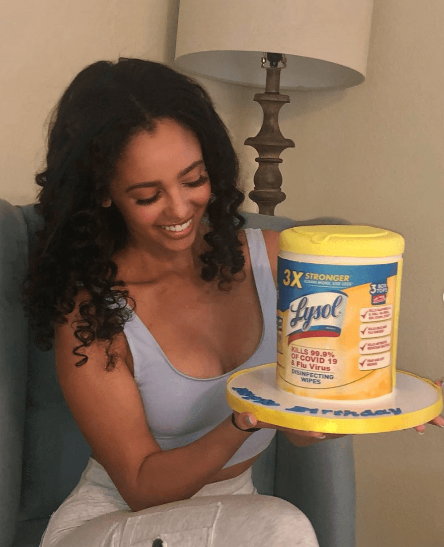 Con un original pastel de Lysol, es como la actriz y cantante Vanessa Morgan festejó. La artista cumplió 27 años y se dijo estar triste por no pasarlo en compañía de sus amigos y familiares, pero agradeció las muestras de cariño de sus seguidores.