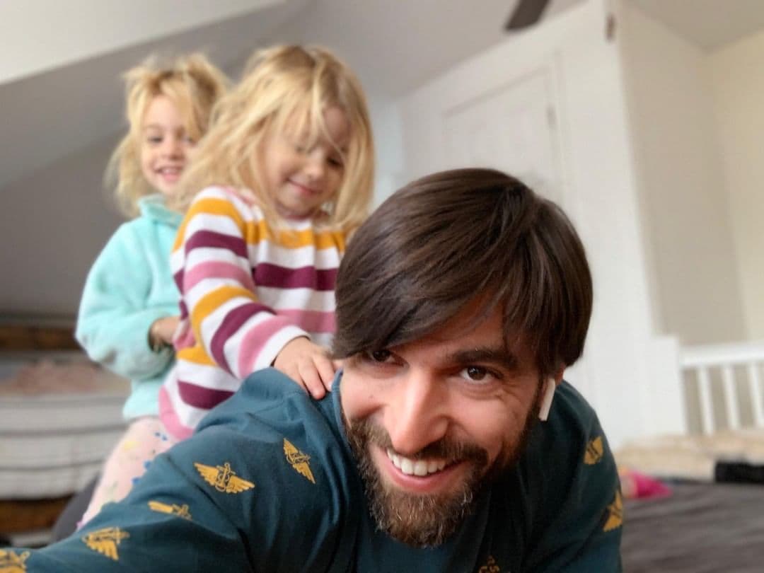 Las gemelas de Osvaldo de León y Victoria Camacho nacieron el 16 de septiembre del 2016 en Nueva York. Las niñas, Azzul y Olivia han conquistado las redes sociales con sus tiernas fotos.