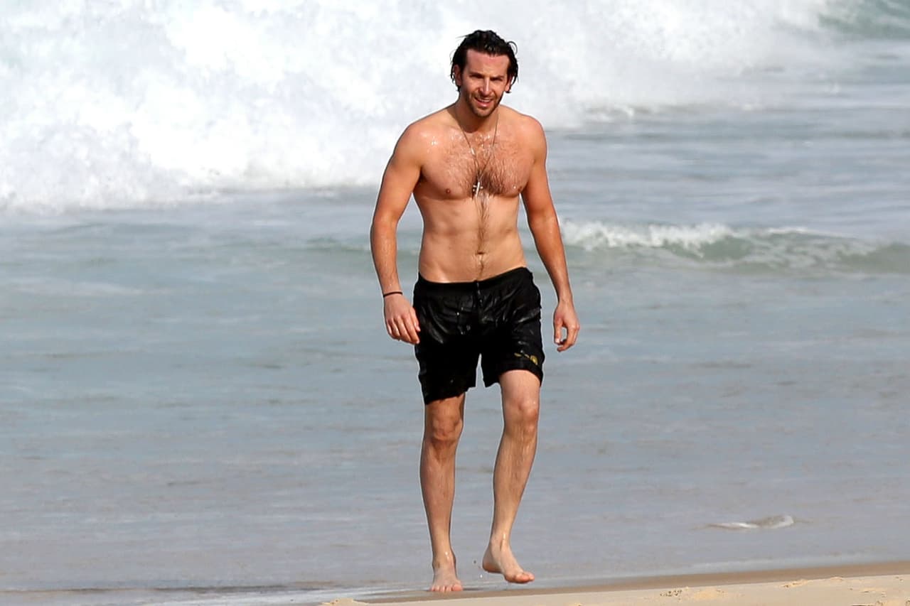 ¿No notan un parecido entre Bradley Cooper y Hugh Jackman? ¡Ha de ser el pelo en pecho!