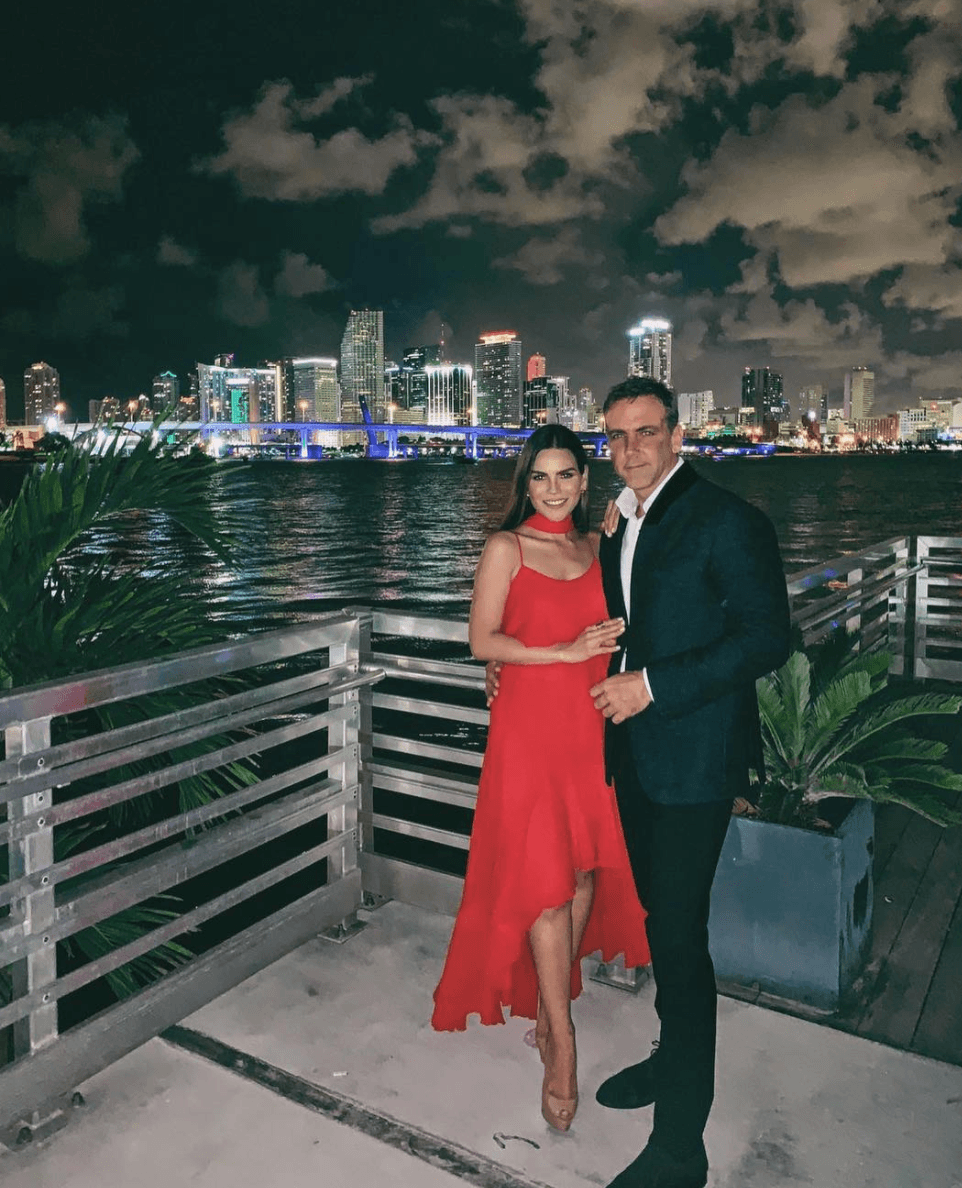 Karina Banda, presentadora de Univisión, nació en León, Guanajuato y próximamente se casará con el actor de telenovelas, Carlos Ponce, nacido en San Juan, Puerto Rico. Él le lleva más de 15 años pero eso no ha sido impedimento para que ellos disfruten de su amor.