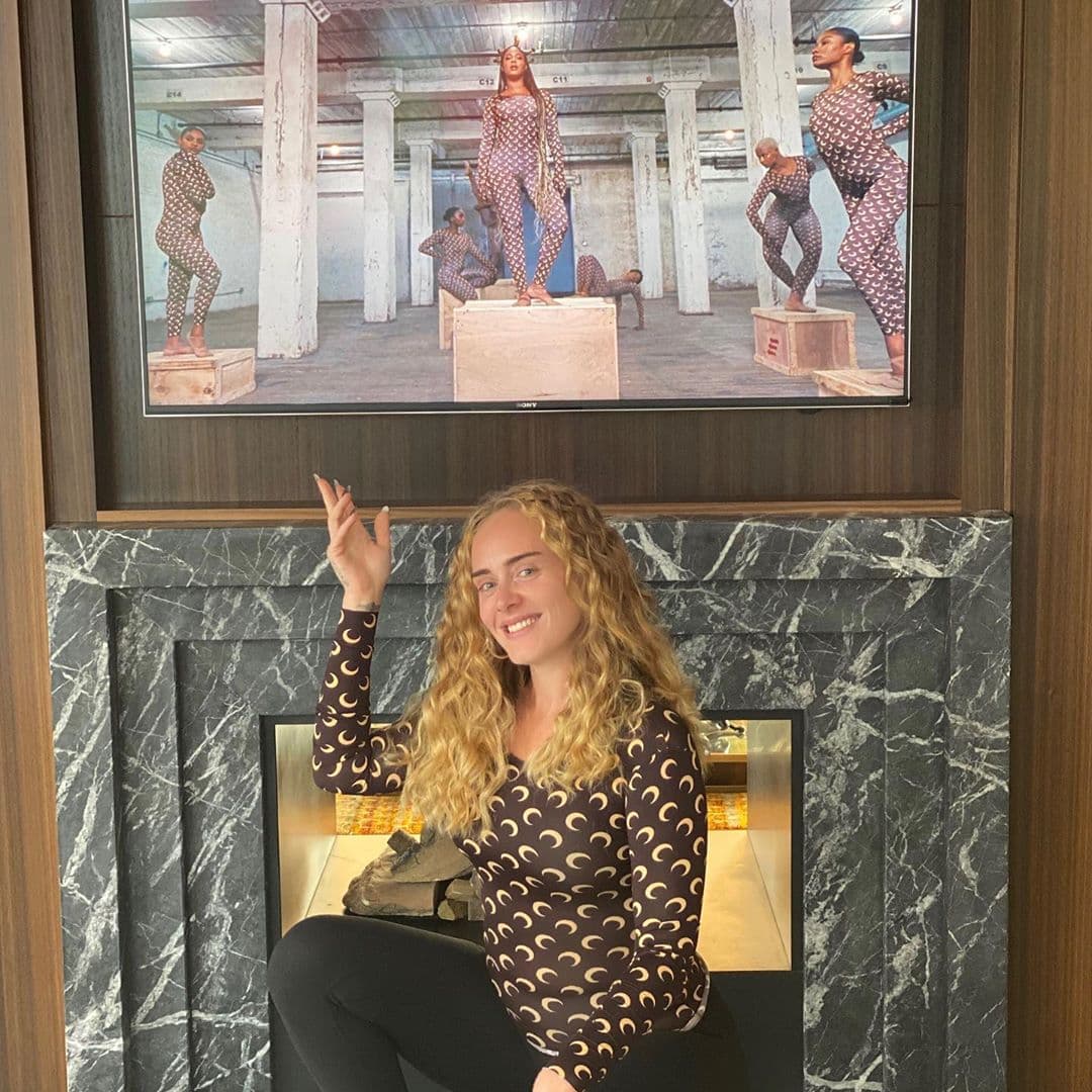La cantante británica, Adele, se sometió a un régimen alimenticio llamado Sirtfood, el cual le hizo perder más de 45 kilos. En una reciente imagen compartida desde su cuenta de Instagram, la artista dejó ver su progreso e imitó un look inspirado en su colega de la industria y amiga, Beyoncé. "Gracias, reina, por siempre hacernos sentir amados a través de tu arte", escribió Adele con referencia al estreno de Black is King, el más reciente álbum visual de Beyoncé.