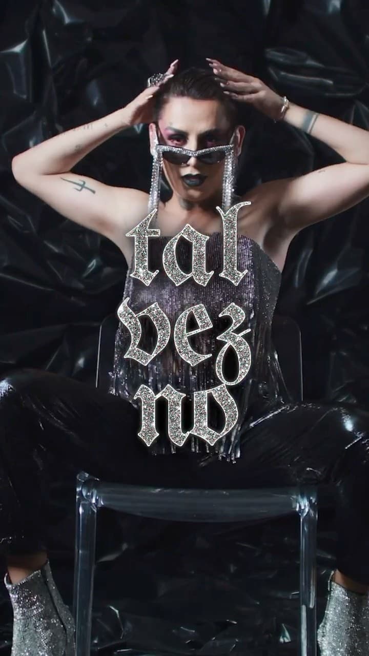 En el terreno de la moda, diseñadores dentro de la comunidad LGBTQ+, como
<b>Jean Paul Gaultier, Gianni Versace, Alexander McQueen </b>expresaron dichas ideas gracias a materiales, siluetas y conceptos en los que se desarmaba la imagen tradicional masculina para adaptarla a un cuerpo femenino; más delante,
<b>Yves Saint Laurent y Vivianne Westwood</b> continuarían la conversación sobre la rebelión del género.