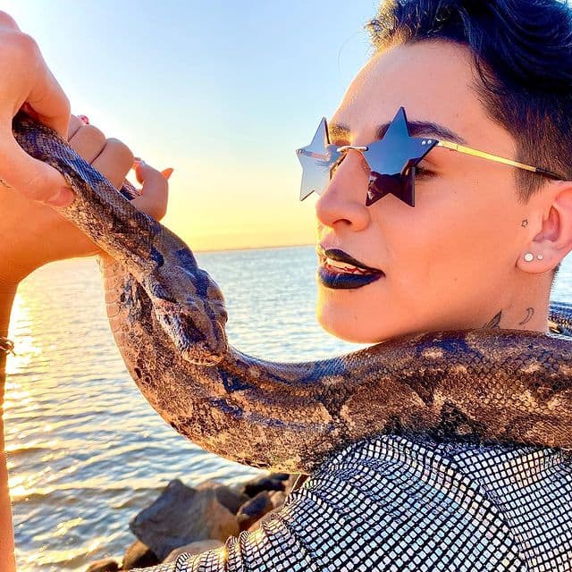 Sin embargo, tras el reciente éxito de Kunno, como estrella del Internet en México, pareciera que la imagen de la moda queer es más didáctica y fabulosa que nunca.