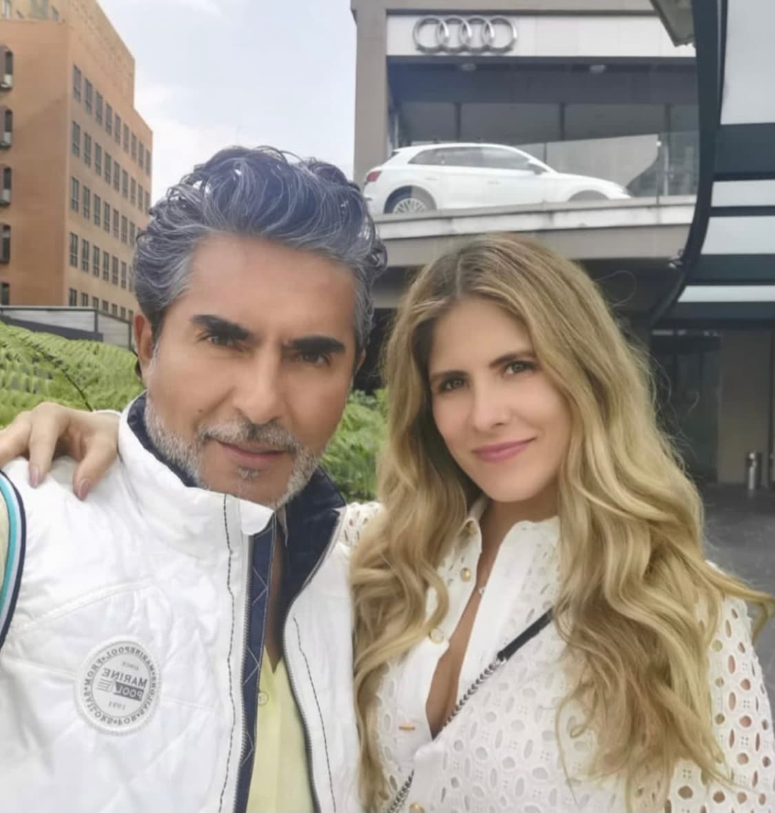 Raúl Araiza grita su amor por Margarita Vega y como nunca antes posa junto a su novia.