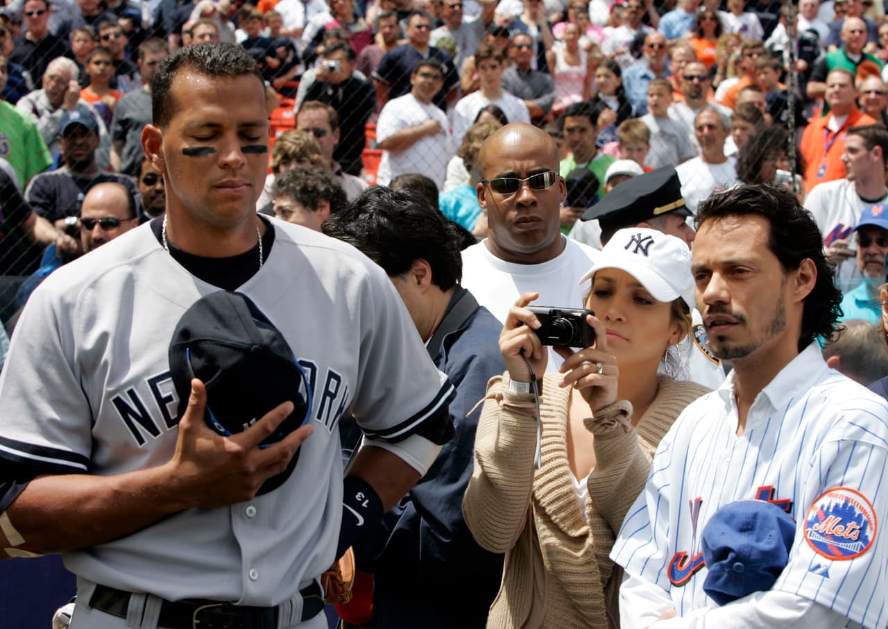 Quién iba a pensar que en el 2005 JLO y Marc Anthony se iban a tomar una fotografía con Alex Rodríguez y varios años después, el exbeisbolista y la cantante iniciarían una relación y se comprometerían.