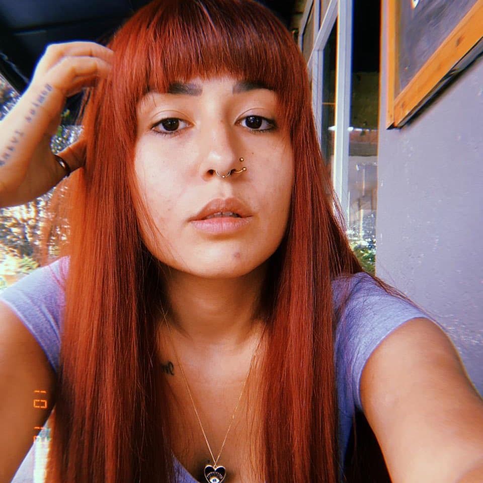 Aunque la famosa hija de Niurka tiene el cabello castaño, durante mucho tiempo se le conoció a Romi con una larga melena pelirroja. A finales del 2019, la actriz se hizo un ligero cambio de look, cortándose el fleco.