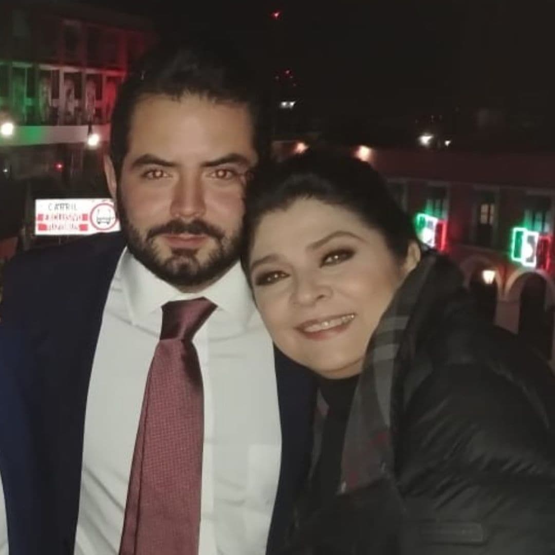 En entrevista con José Eduardo, Victoria Ruffo dejó en claro que con Eugenio no podría tener contacto, por lo que solo podría verlo, pero “de lejitos”. José Eduardo planteó la idea de que, si en un momento, la actriz tuviera la oportunidad de ir a comer, o tener una video llamada con el comediante, 
<b>“¿qué sería lo primero que le diría?”</b>
<br>