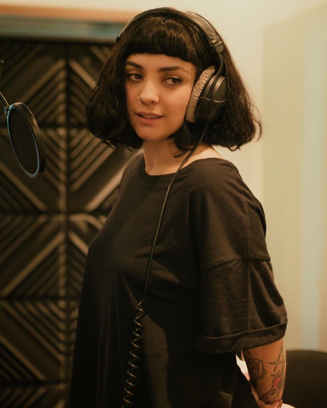 Por su parte, Mon Laferte lleva este mismo de corte, sin embargo ella con un fleco recto, el cual queda perfecto para su tipo de rostro, ya que lo enmarca.