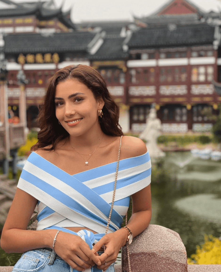No solo figuran actrices en su historial amoroso, también está la modelo y exparticipante de Nuestra Belleza México,
<b>Daniela Álvarez</b>. En el 2017 fueron novios y su amor duró alrededor de un año. Se especuló que hubo agresión física y verbal en su relación, pero ambos lo desmintieron.