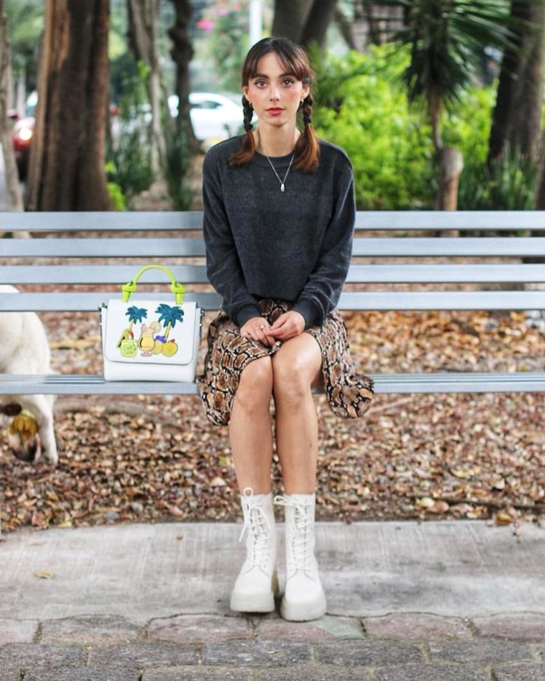 Uno de sus outfits más celebrados fue el que creó agregando un suéter tejido y unas botas combate a una falda 
<i>midi</i>, o "mediana", con estampado 
<i>animal print,</i> fue la opción de domingo en el parque para la conductora.