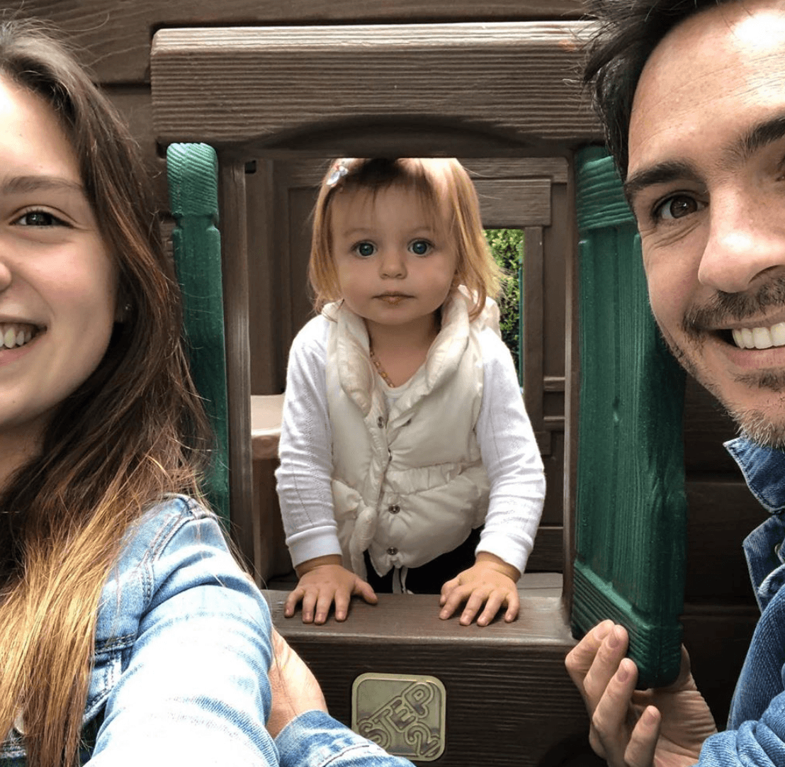 A pesar de que el matrimonio con su primer esposa no duró, él mantiene una cercana relación con su hija, con quien disfruta pasar tiempo de calidad cada vez que puede.