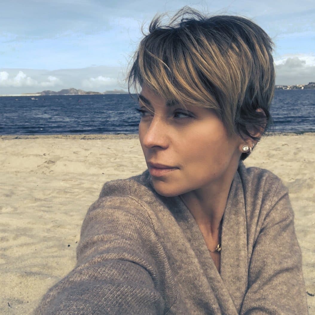 Este fin de semana, Ludwika Paleta cambió de look y sorprendió a muchos con uno de los cortes más diminutos que ha llevado la guapa actriz. Al tener un rostro afilado y redondo, la rubia ojiazul optó por un diseño de corte con fleco asimétrico, el cual peina hacia el lado, evitando que robe espacio en su rostro.