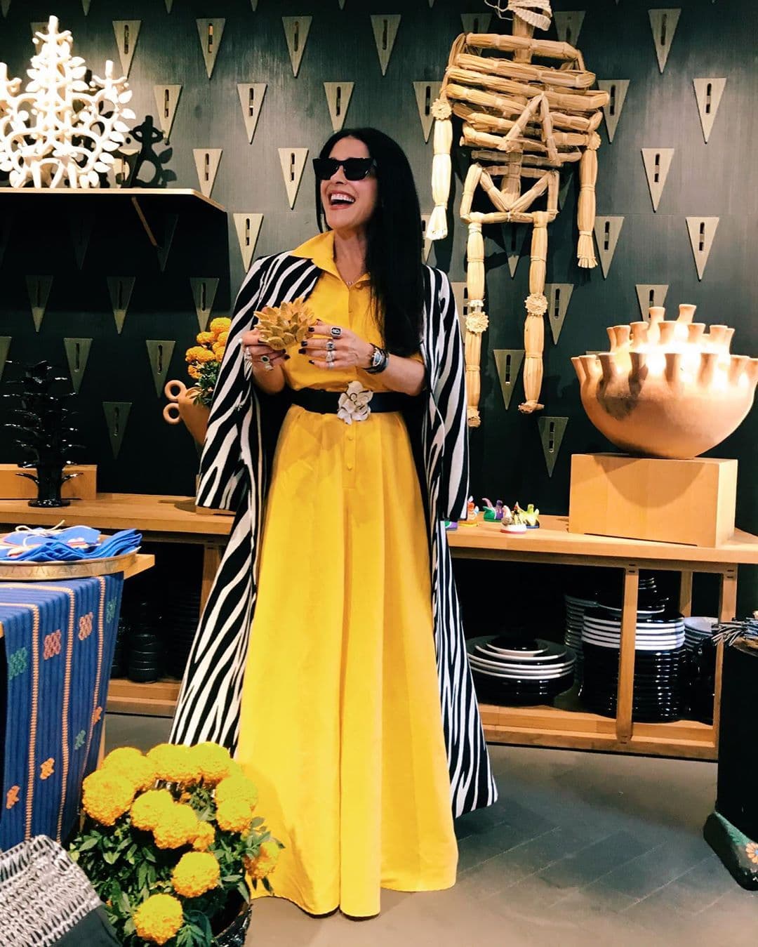 Para estampados tipo cebra, los colores neón como amarillo, verde, y naranja fosforescente son perfectos; una forma divertida de sacarle provecho a estas prendas bicolores.