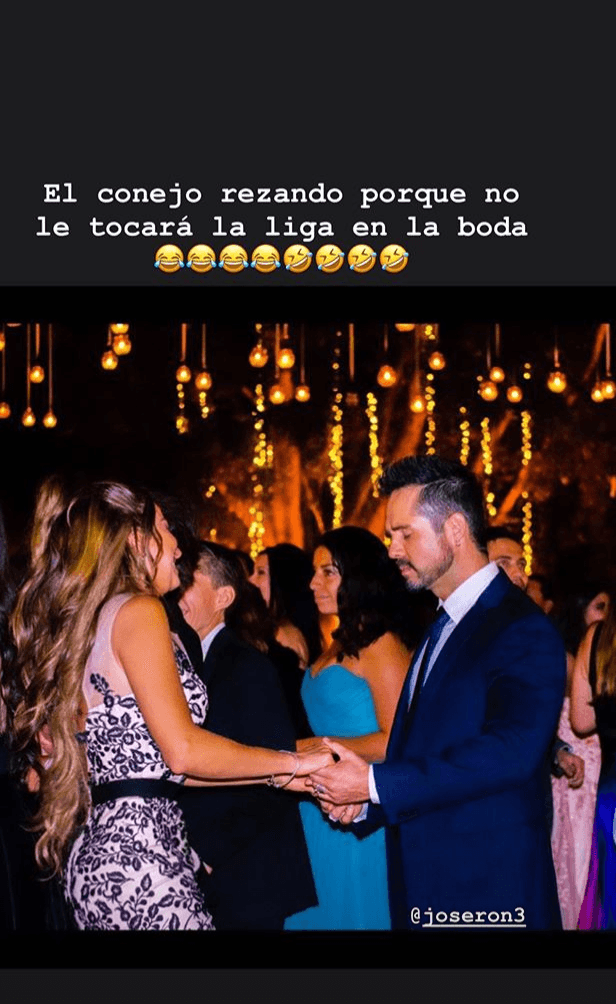 Aquí una foto del recuerdo, cuando asistieron como invitados a una boda. En esta imagen se ve al actor con los ojos cerrados y ella bromeó al decir a que él estaba rezando para que no le cayera la liga.