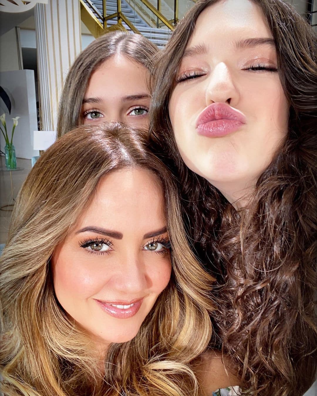 “Nos pusimos en manos de Dios y, al final del camino, la aceptación es un buen paso para sanar. Aún recuerdo esos momentos con dolor y tristeza, pero hay algo que de pronto me hace pensar que este angelito regresó en Nina. A mi bebé lo perdí un 5 de enero y Nina nació en esa misma fecha, se adelantó un mes completo. De pronto, quizás buscamos a lo mejor dar sentido a nuestras pérdidas o a nuestro dolor para superarlo, obviamente no sé si sea verdad o no, pero me impactó mucho que Nina había decidió nacer en el mismo día en el que perdí mi primer embarazo”, contó.