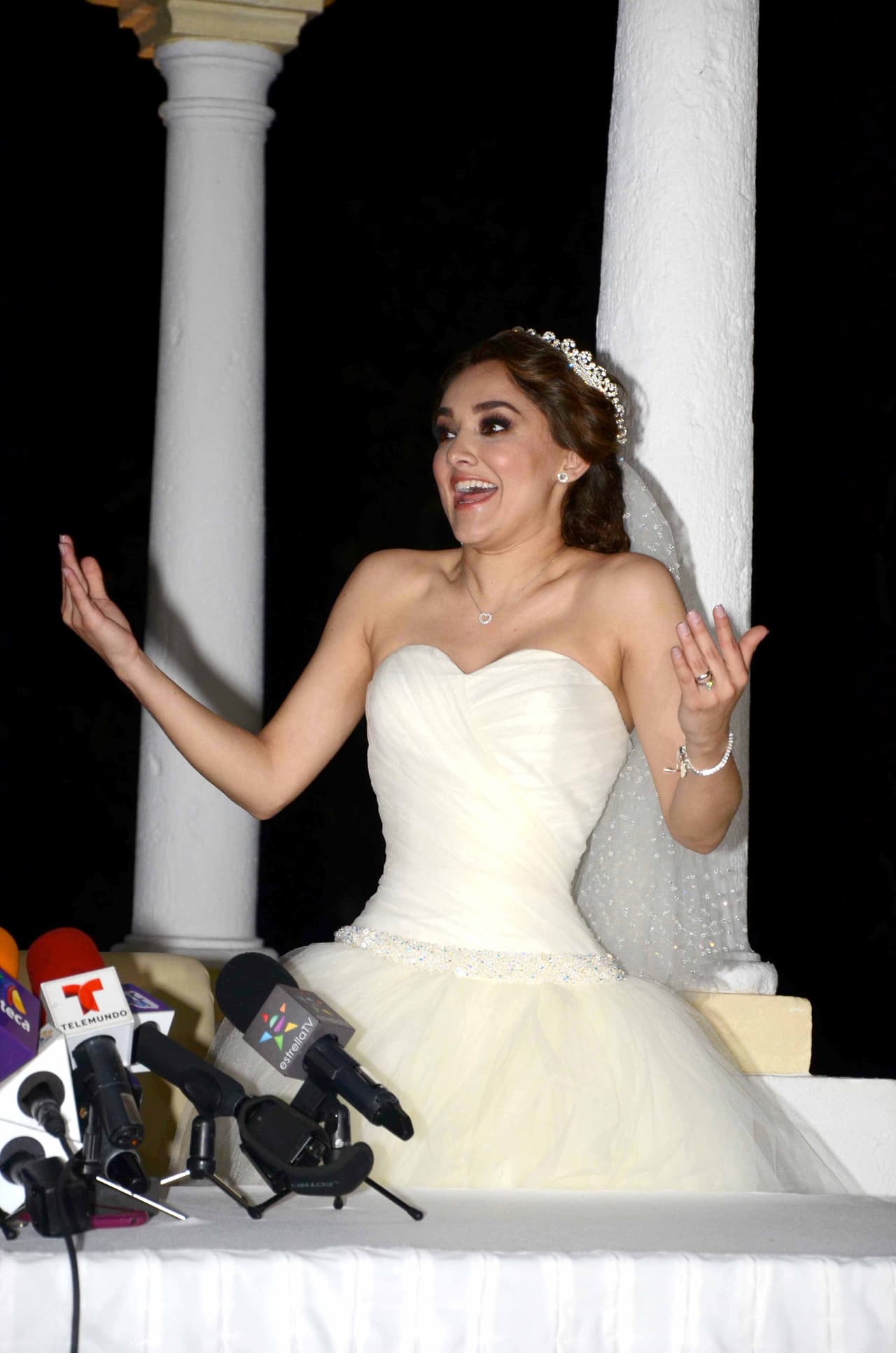 En noviembre de 2014, Sherlyn González se casó de 27 años con Gerardo Islas en Cancún, Quintana Roo. Para la ceremonia, la actriz eligió al diseñador Rafáel Hernández para diseñar su vestido el cual constó con más de 20 mil cristales de Swarovsky y una larga cola, muy al estilo de su compatriota, Thalía.