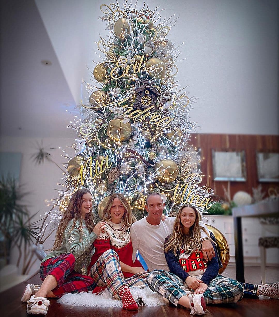 Finalmente, Andrea publicó una imagen junto a su familia en la que lucen sus pijamas con ilustraciones navideñas y lo acompañó con el siguiente mensaje:
<br>
<br>“Las bendiciones y los mejores regalos son los que el dinero no puede comprar... Todos tenemos algo que agradecer... Hoy doy gracias por mi familia, por la salud, por los instantes vividos... Gracias por mis padres y hermanos... Por mis amigos y mi gente hermosa que me apoya aún sin conocernos... Dios nos bendiga a todo”, manifestó.
<br>