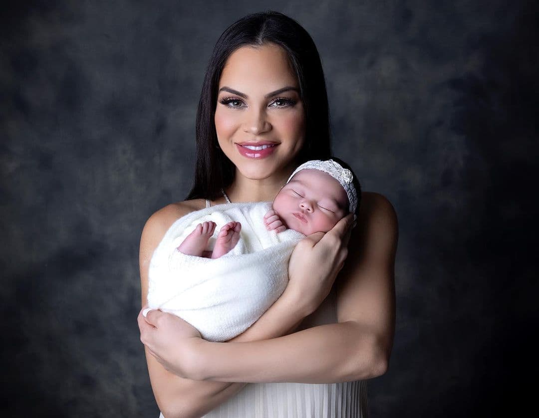 Natti Natasha volvió a los escenarios en los Premios Juventud junto a su pequeña hija