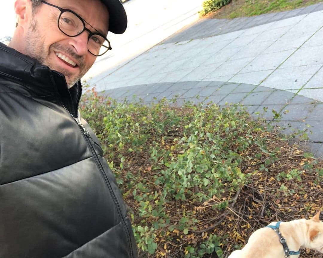 El actor australiano, Hugh Jackman, utilizó su Twitter para expresar su agradecimiento a todos aquellos que pusieron su vida en riesgo para salvar a otras personas y mostró su solidaridad a quienes perdieron sus pertenencias y familias. “Nuestros corazones están con la gente que ha sido afectada, sobre todo a quienes han perdido sus casas, negocios y seres queridos. Esta es una enorme tragedia para nuestro hogar”, escribió.