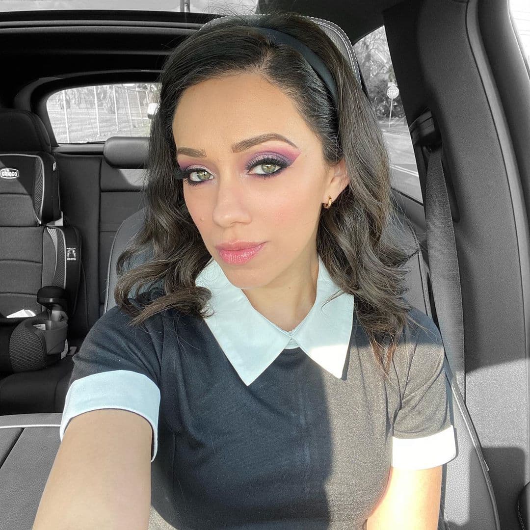 La beauty y fashion blogger, Rosy McMichael se operó en enero del 2019 y a escasos dos meses comenzó a notar que le brotó acné, se le caía el cabello y tenía episodios de confusión y agotamiento excesivo. Ante esto, asistió al médico y él le recomendó que lo mejor para ella era que fueran removidos. Tras haberlo hecho, comenzó rápidamente a sentirse mejor.